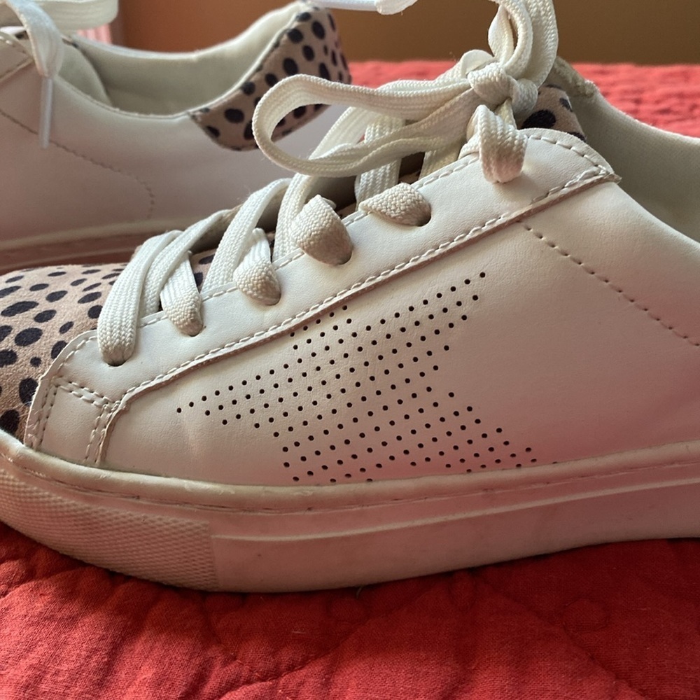 Universal Threads sneakers - Picture 3 of 6